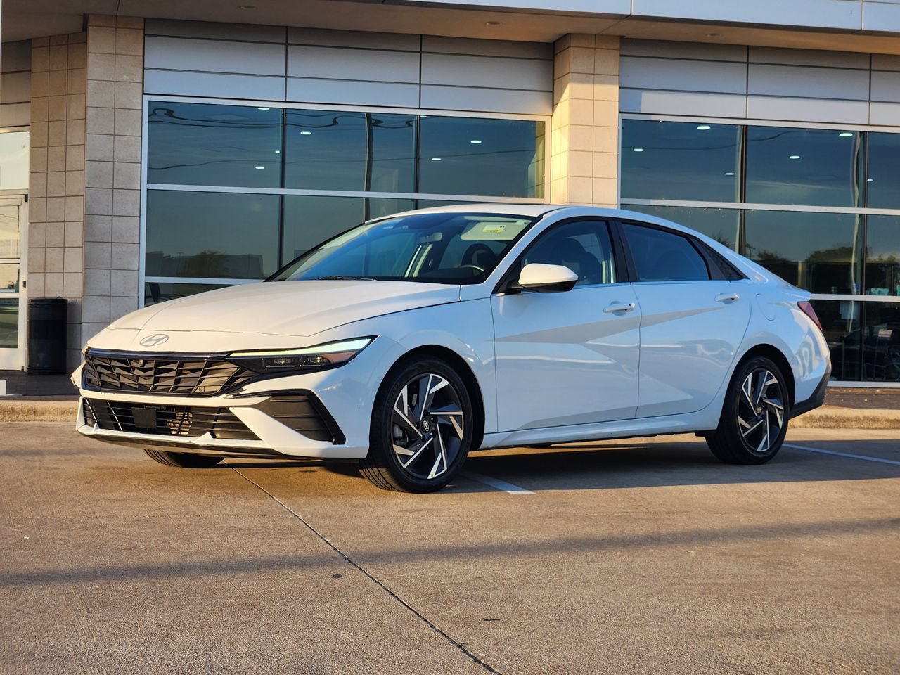 Used 2025 Hyundai Elantra SEL FWD image 3