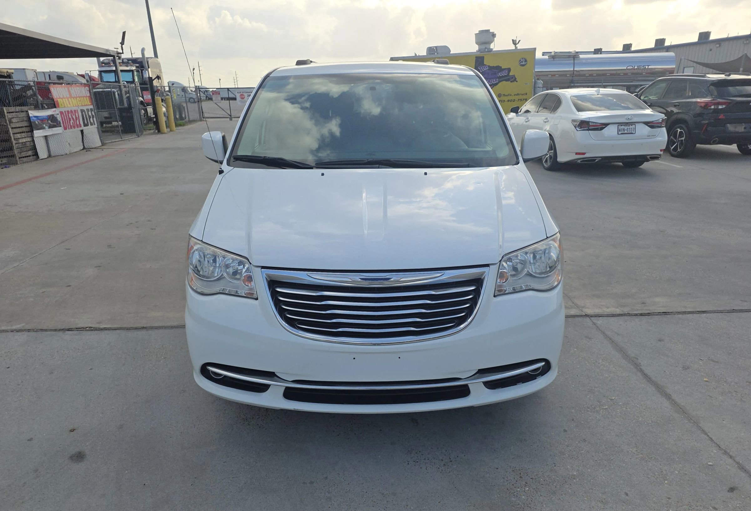 Used 2016 Chrysler Town & Country Touring w/ Driver Convenience Group FWD image 4