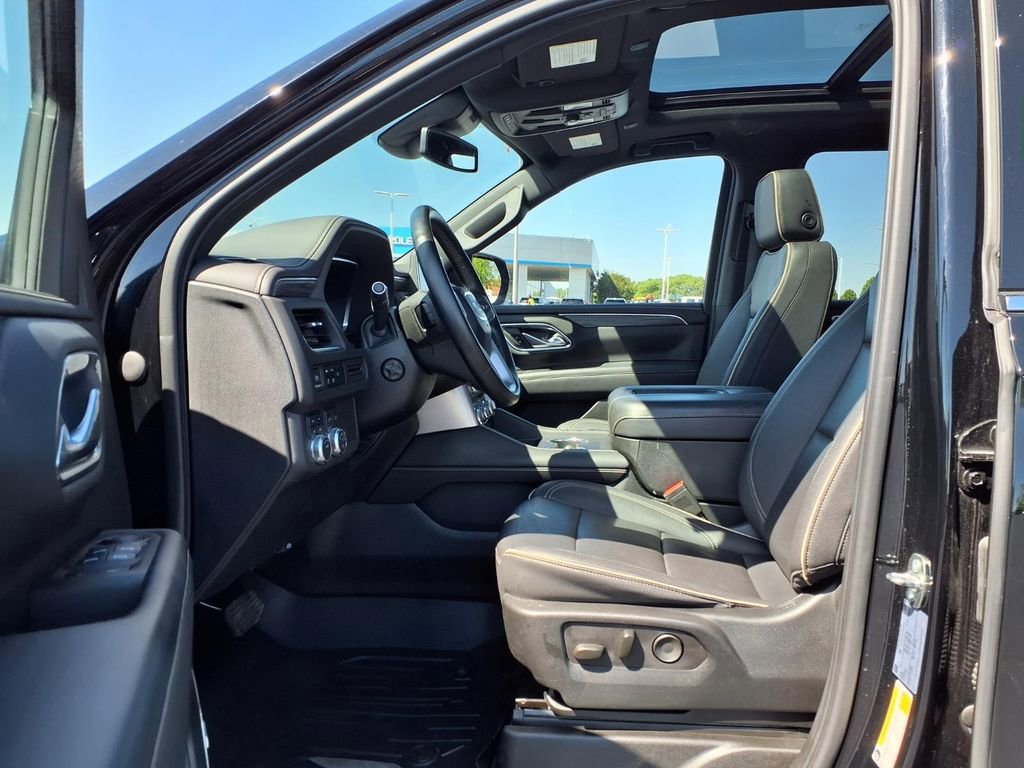 Used 2023 GMC Yukon XL SLT w/ SLT Premium Package image 24