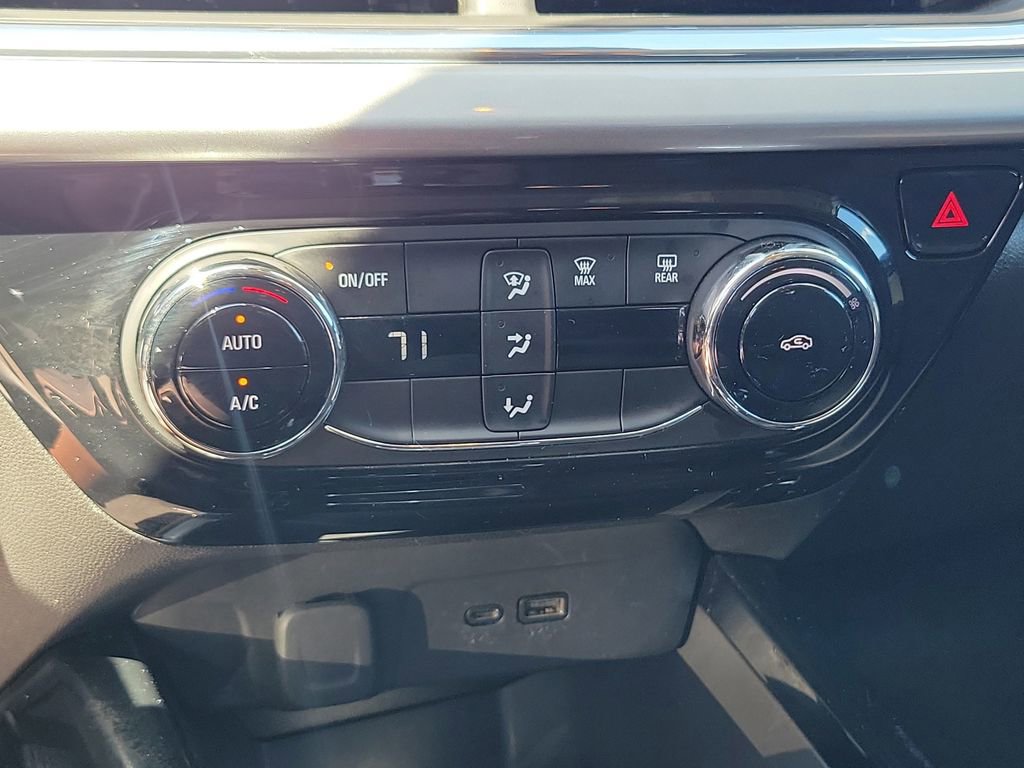Used 2025 Chevrolet Trax LT FWD image 31