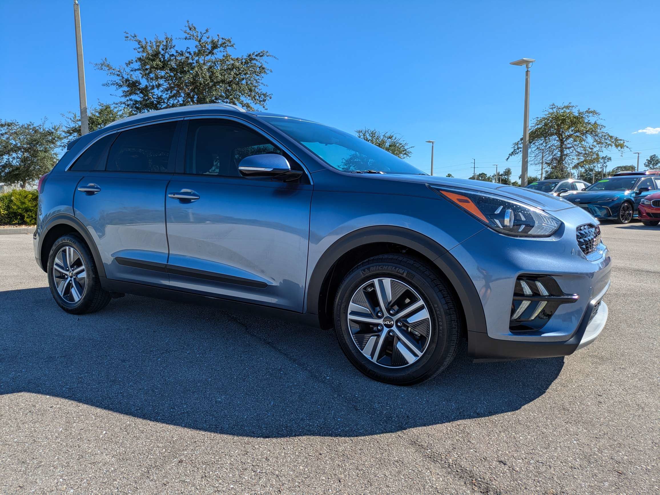 Used 2022 Kia Niro EX Premium FWD image 2