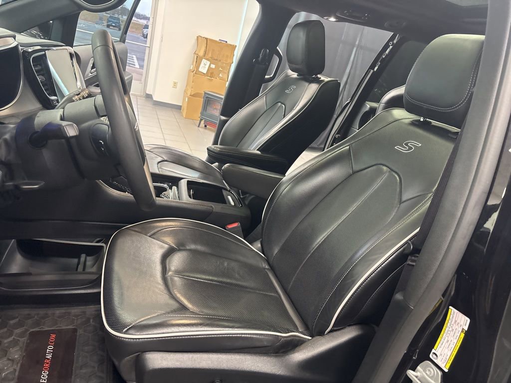 Used 2025 Chrysler Pacifica Limited image 27