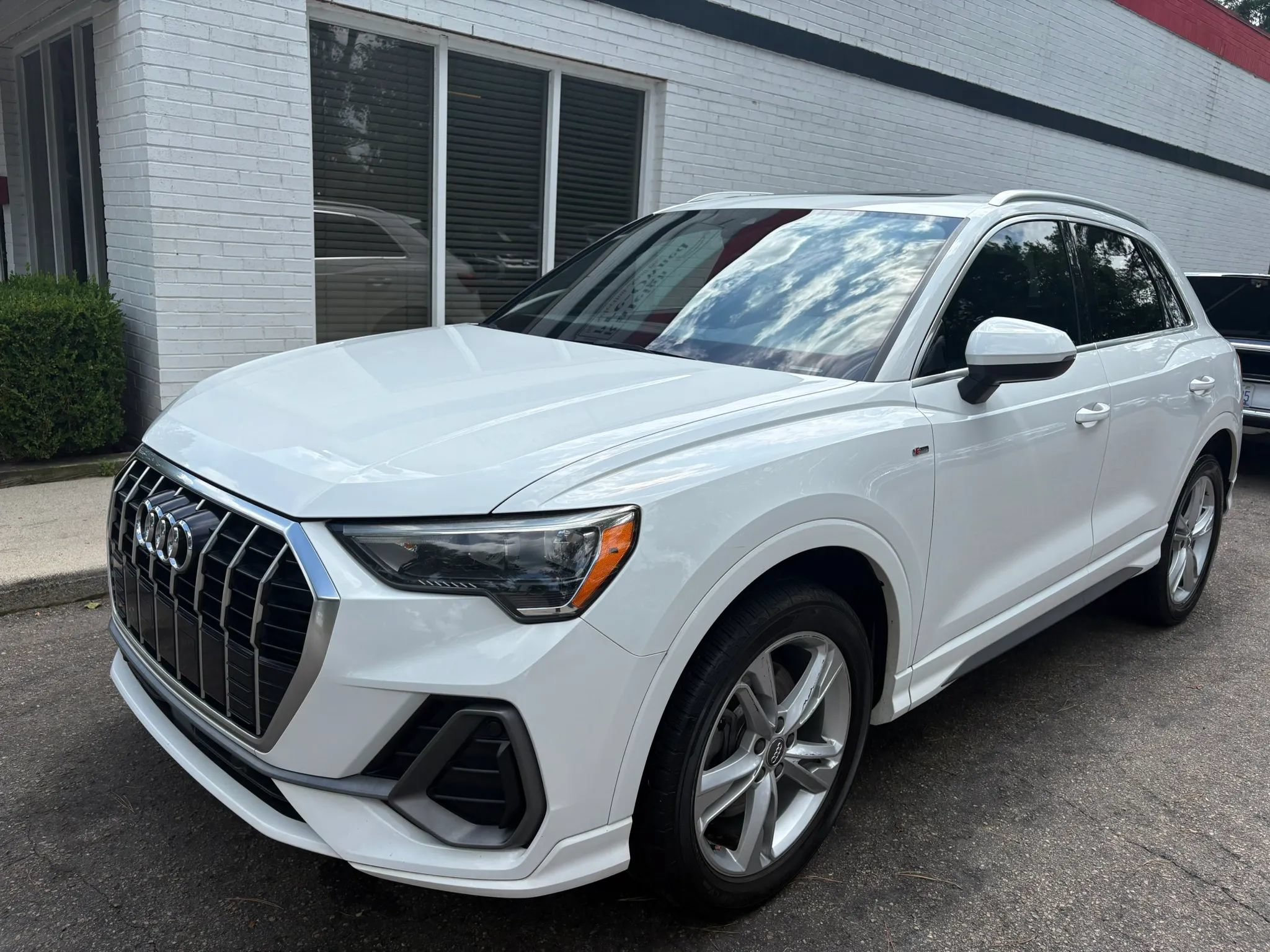 Used 2020 Audi Q3 2.0T Premium w/ Convenience Package AWD/4WD image 2