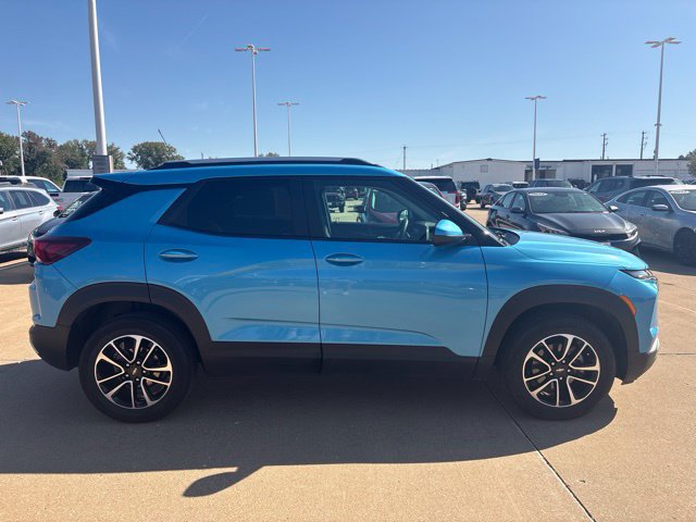 Used 2025 Chevrolet TrailBlazer LT AWD/4WD image 2