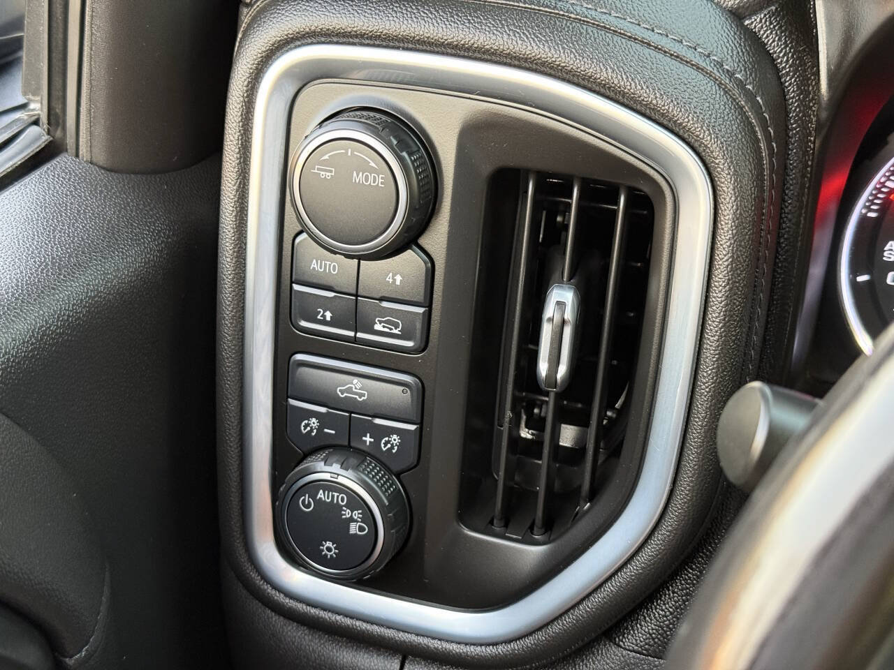 Used 2021 Chevrolet Silverado 1500 LT AWD/4WD image 12