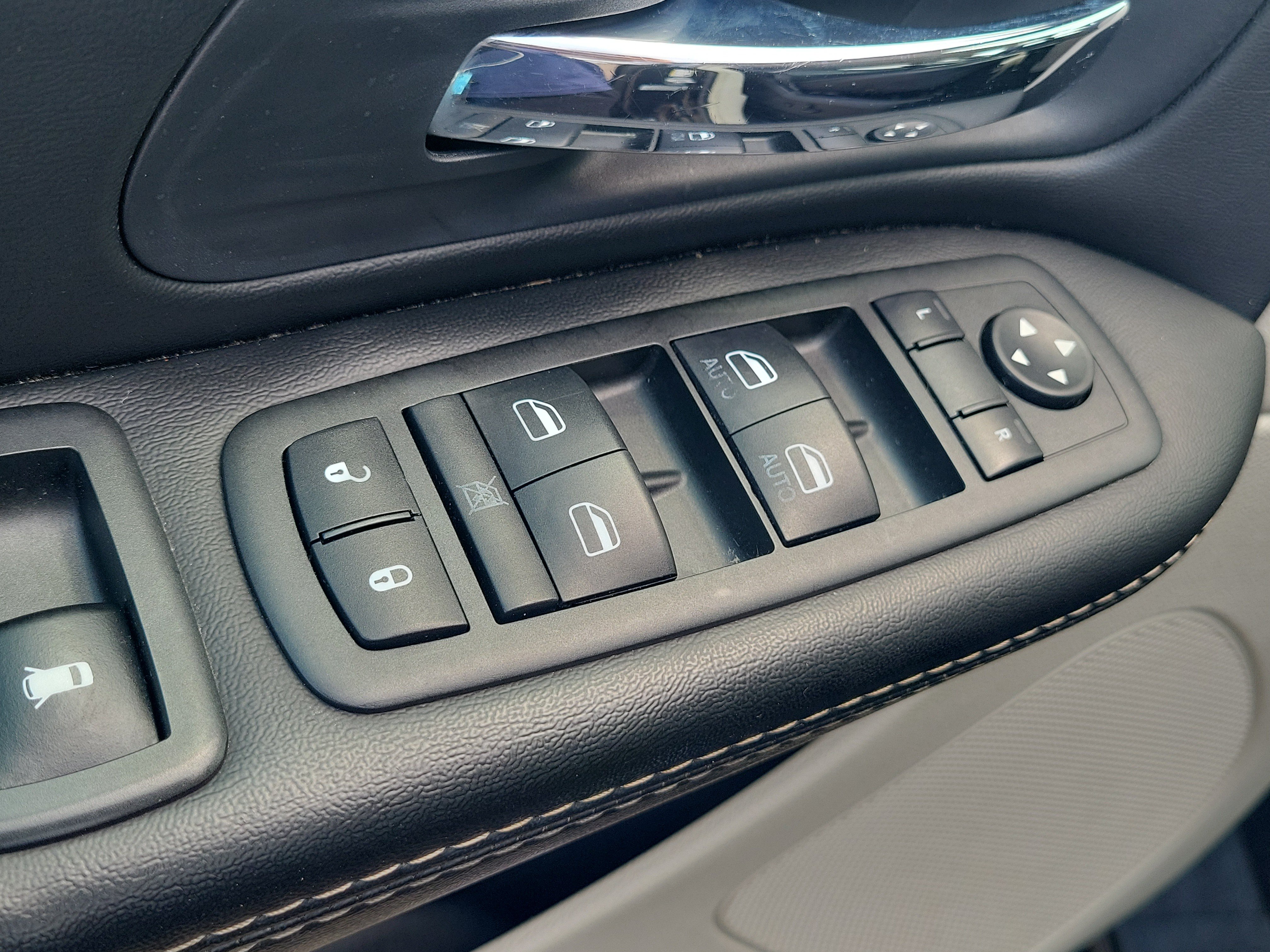 Used 2015 Chrysler Town & Country Touring-L w/ Driver Convenience Group FWD image 20