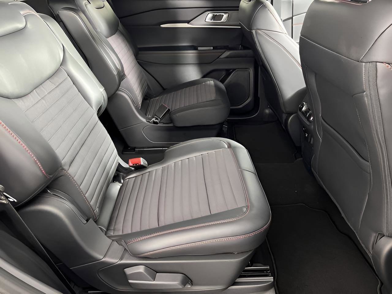 Used 2025 Ford Explorer ST-Line w/ Premium Package image 24