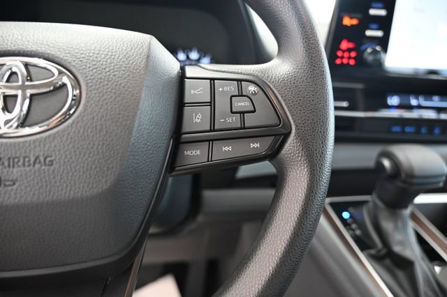 Used 2023 Toyota Sienna LE AWD/4WD image 26