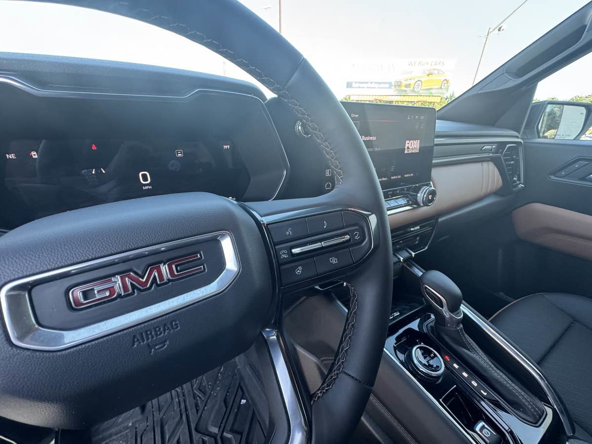 Used 2025 GMC Canyon AT4 w/ AT4 Premium Package AWD/4WD image 18