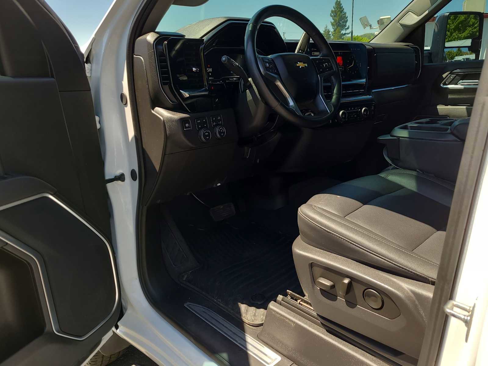 Used 2025 Chevrolet Silverado 3500 LTZ AWD/4WD image 10