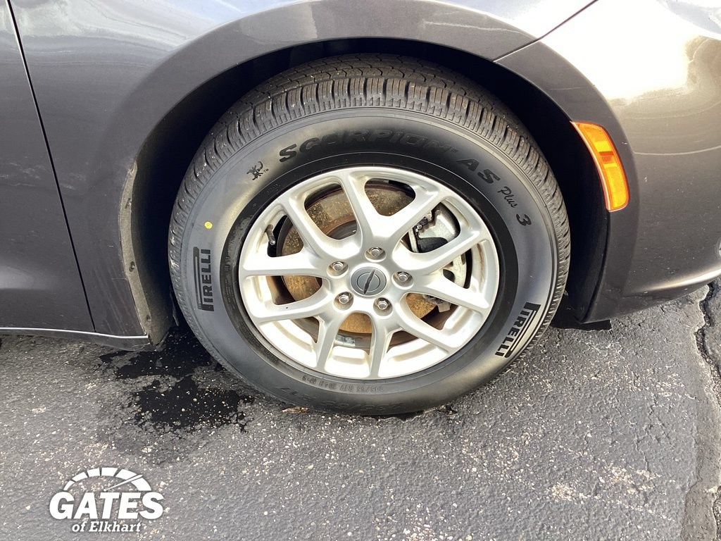 Used 2023 Chrysler Pacifica Touring-L FWD image 31