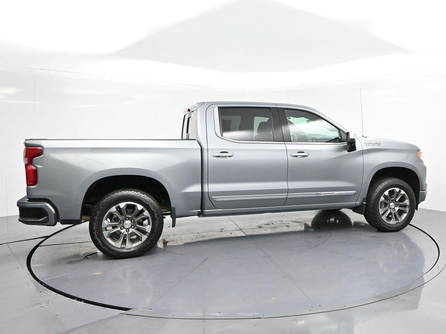 Used 2025 Chevrolet Silverado 1500 High Country w/ Technology Package AWD/4WD image 8