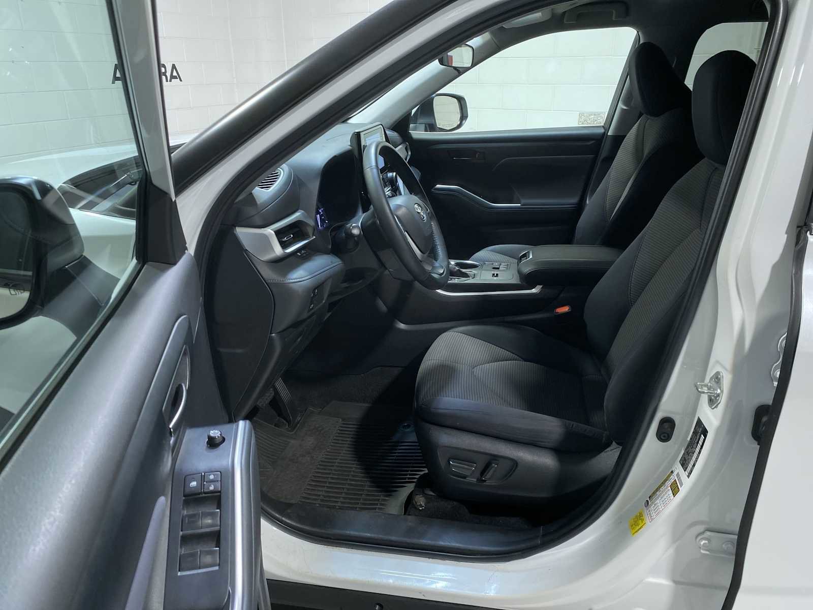 Used 2023 Toyota Highlander LE FWD video 2
