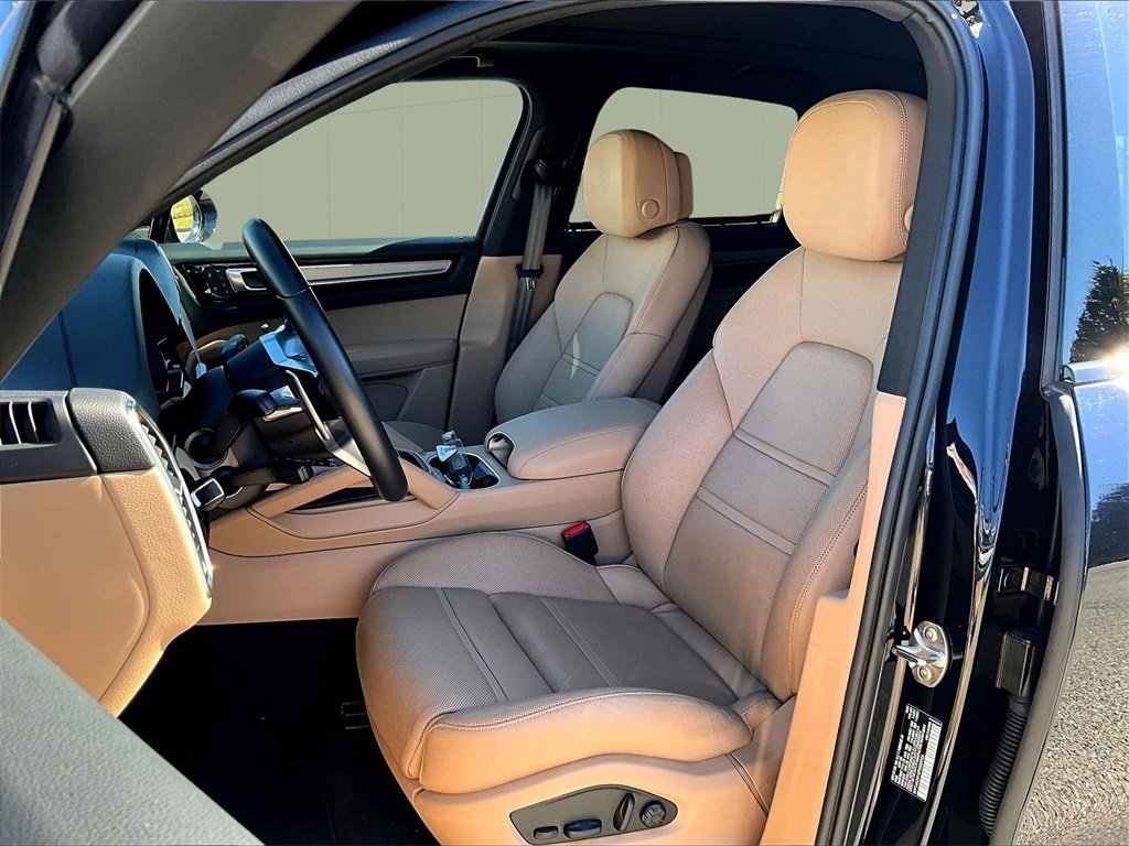 Used 2023 Porsche Cayenne Platinum Edition image 5
