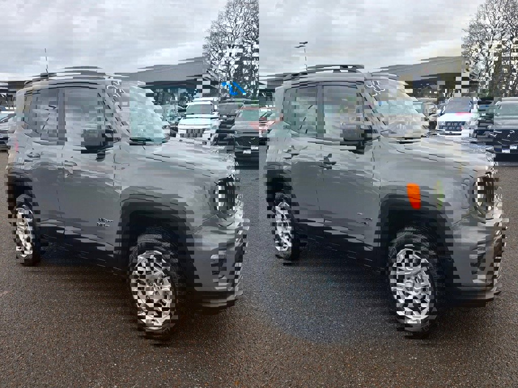 Used 2021 Jeep Renegade Latitude w/ Luxury Group I image 3