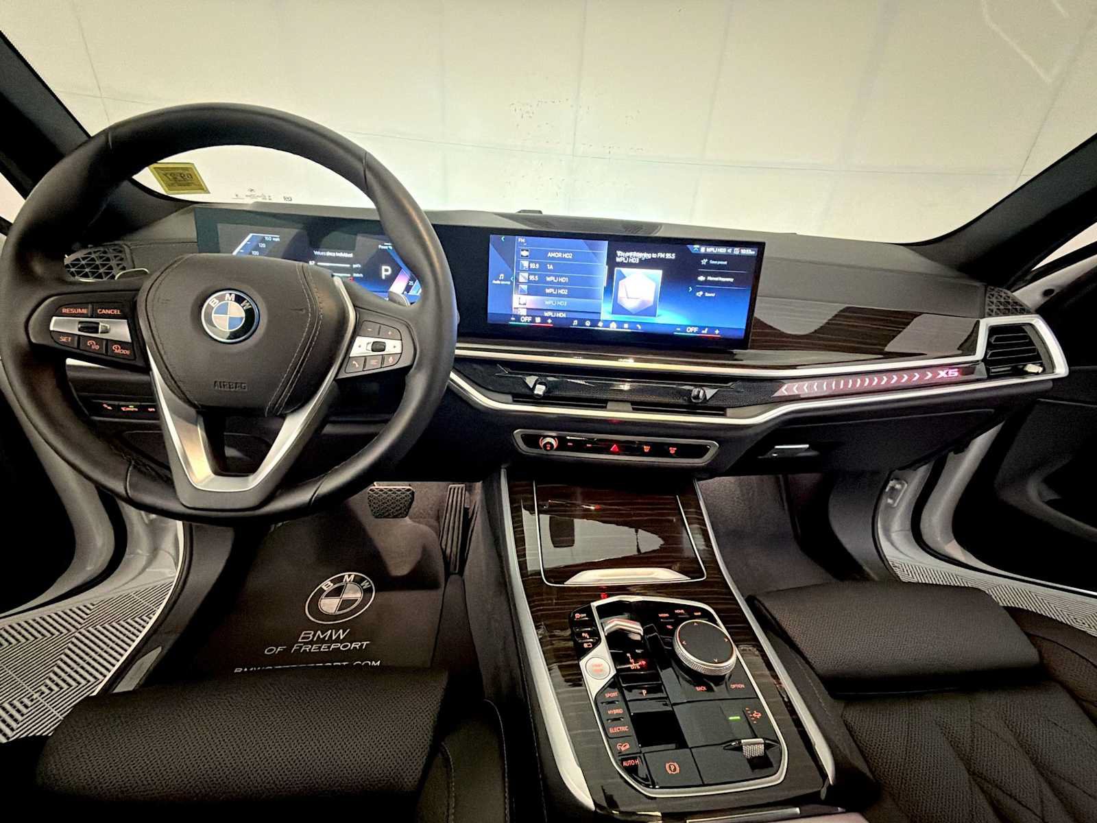 Used 2024 BMW X5 xDrive50e w/ Parking Assistance Package AWD/4WD image 14