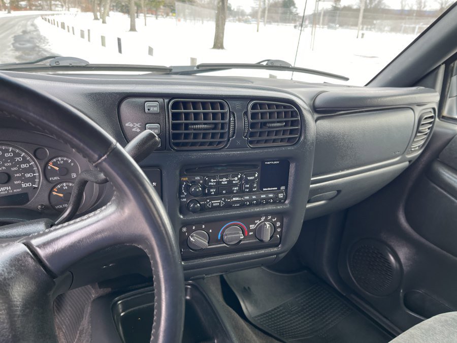 Used 2002 Chevrolet S10 Pickup LS w/ LS Preferred Equipment Group AWD/4WD image 8