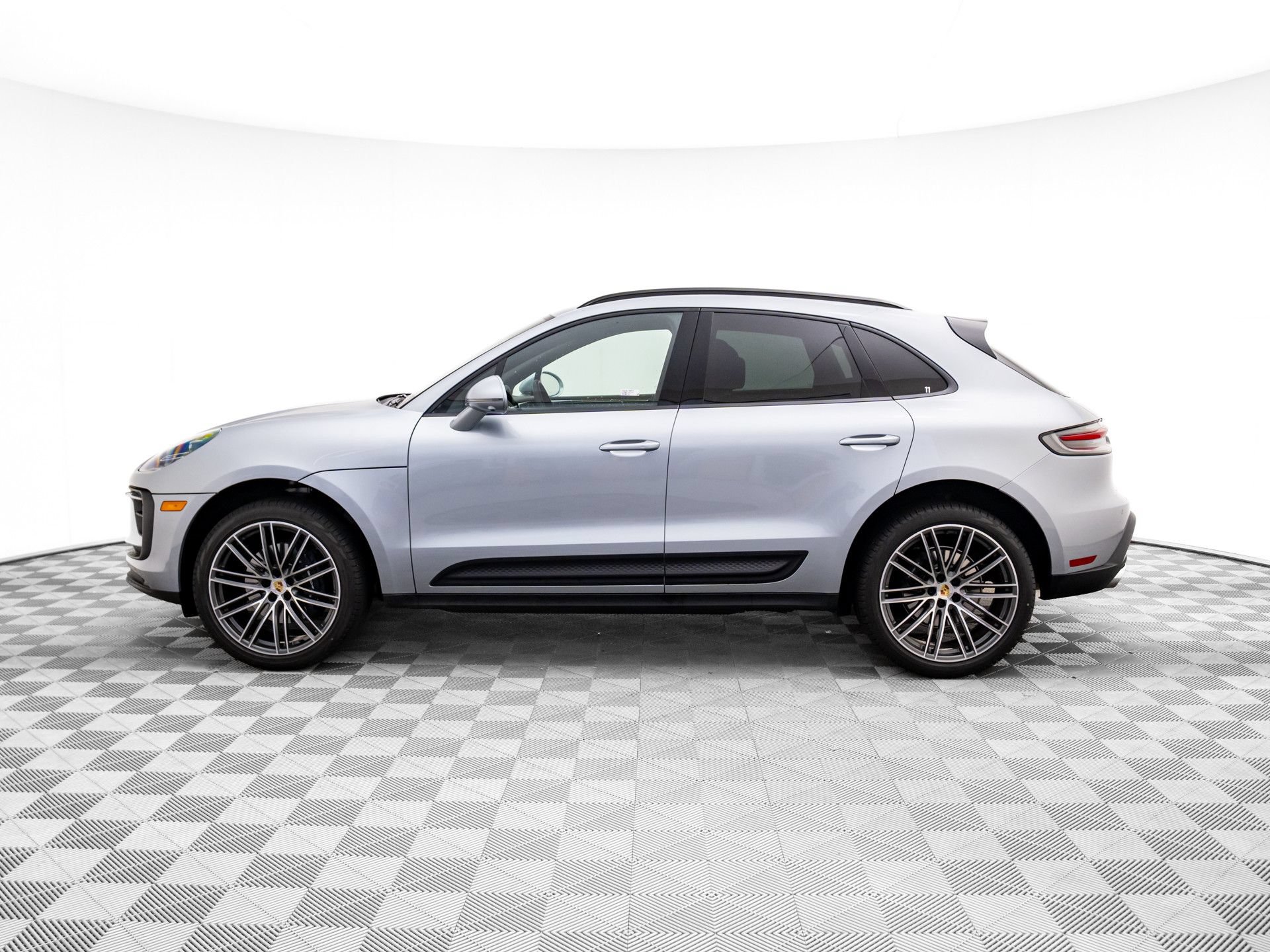 Certified 2026 Porsche Macan AWD/4WD image 2