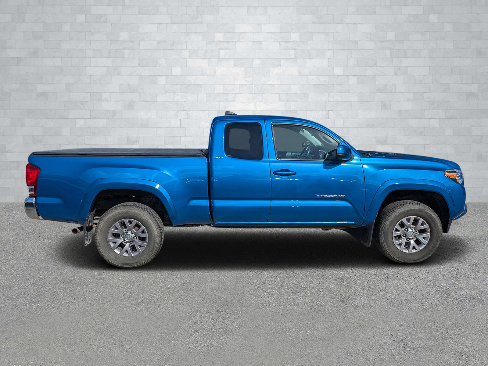 Used 2016 Toyota Tacoma SR5 image 4