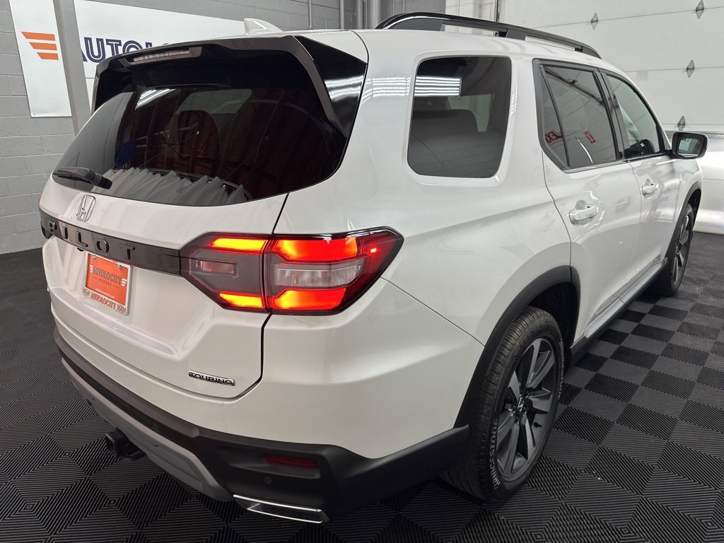 Used 2025 Honda Pilot Touring image 10