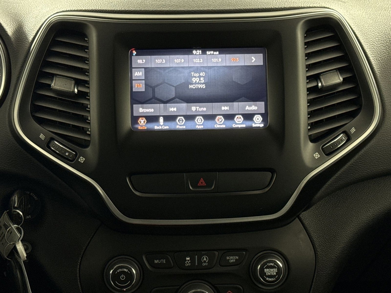Used 2020 Jeep Cherokee Latitude FWD image 18