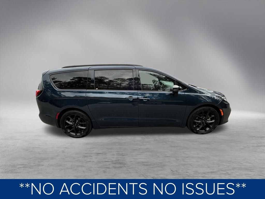 Used 2025 Chrysler Pacifica Limited image 3