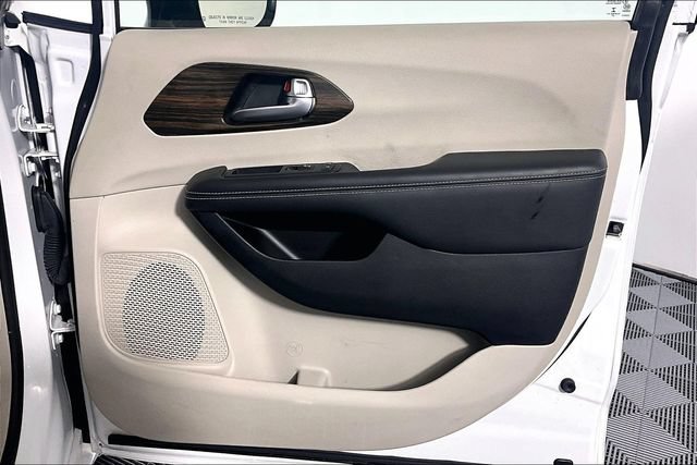 Used 2023 Chrysler Pacifica Limited FWD image 24