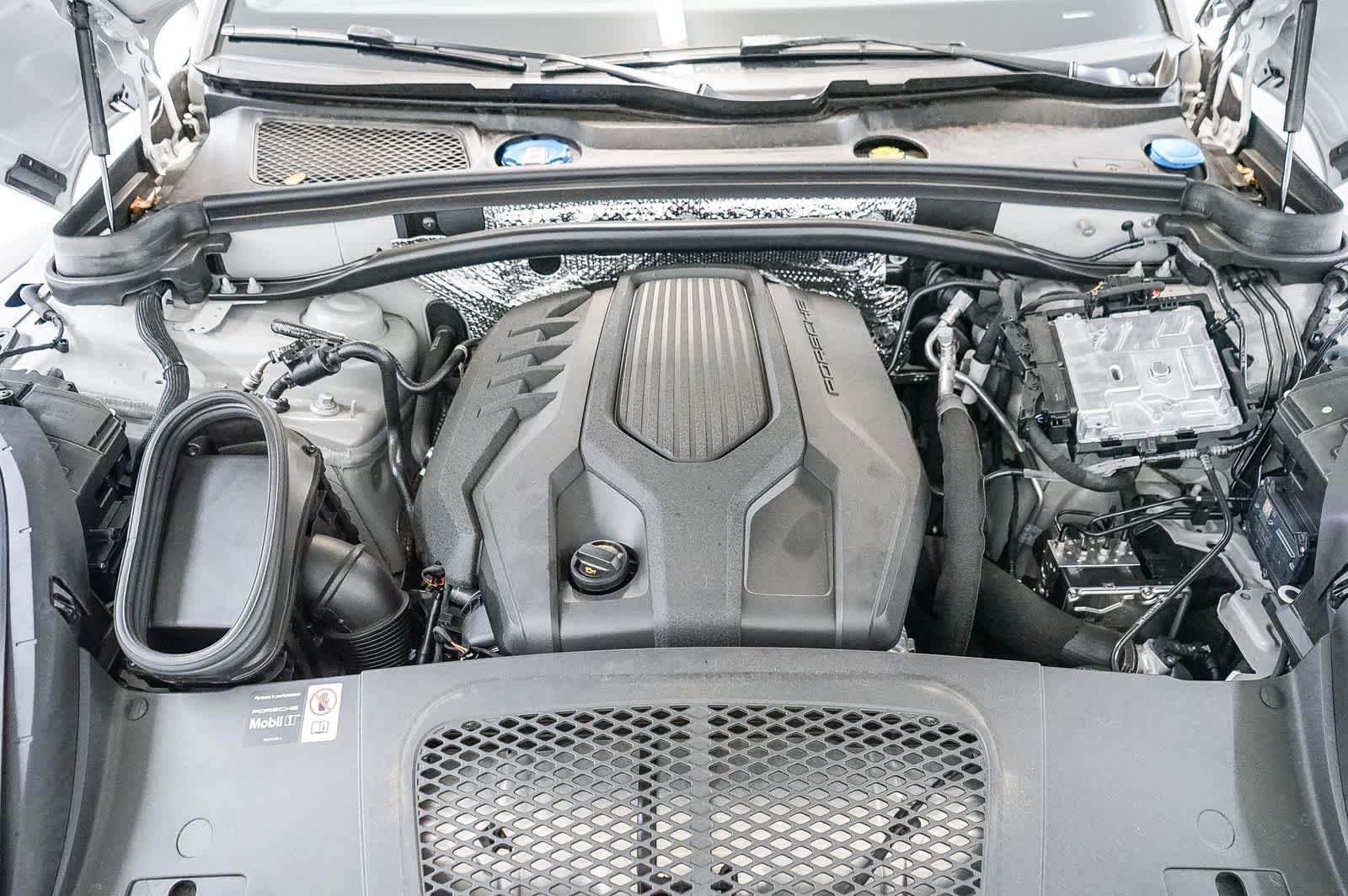 Certified 2026 Porsche Macan AWD/4WD image 32