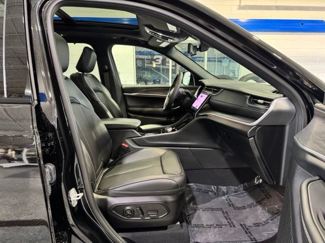 Used 2025 Jeep Grand Cherokee L Limited w/ Luxury Tech Group II AWD/4WD image 16