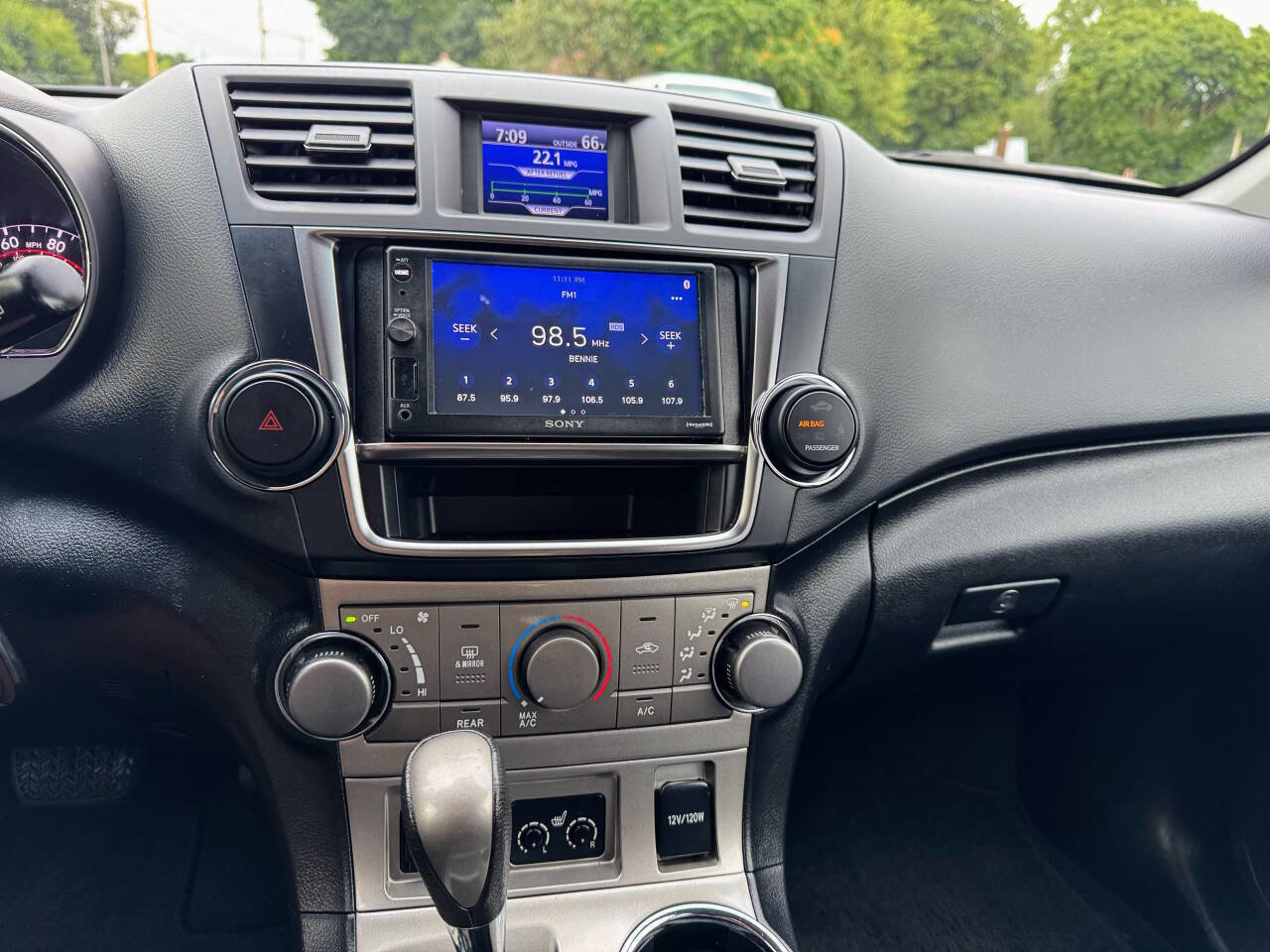 Used 2013 Toyota Highlander SE image 12