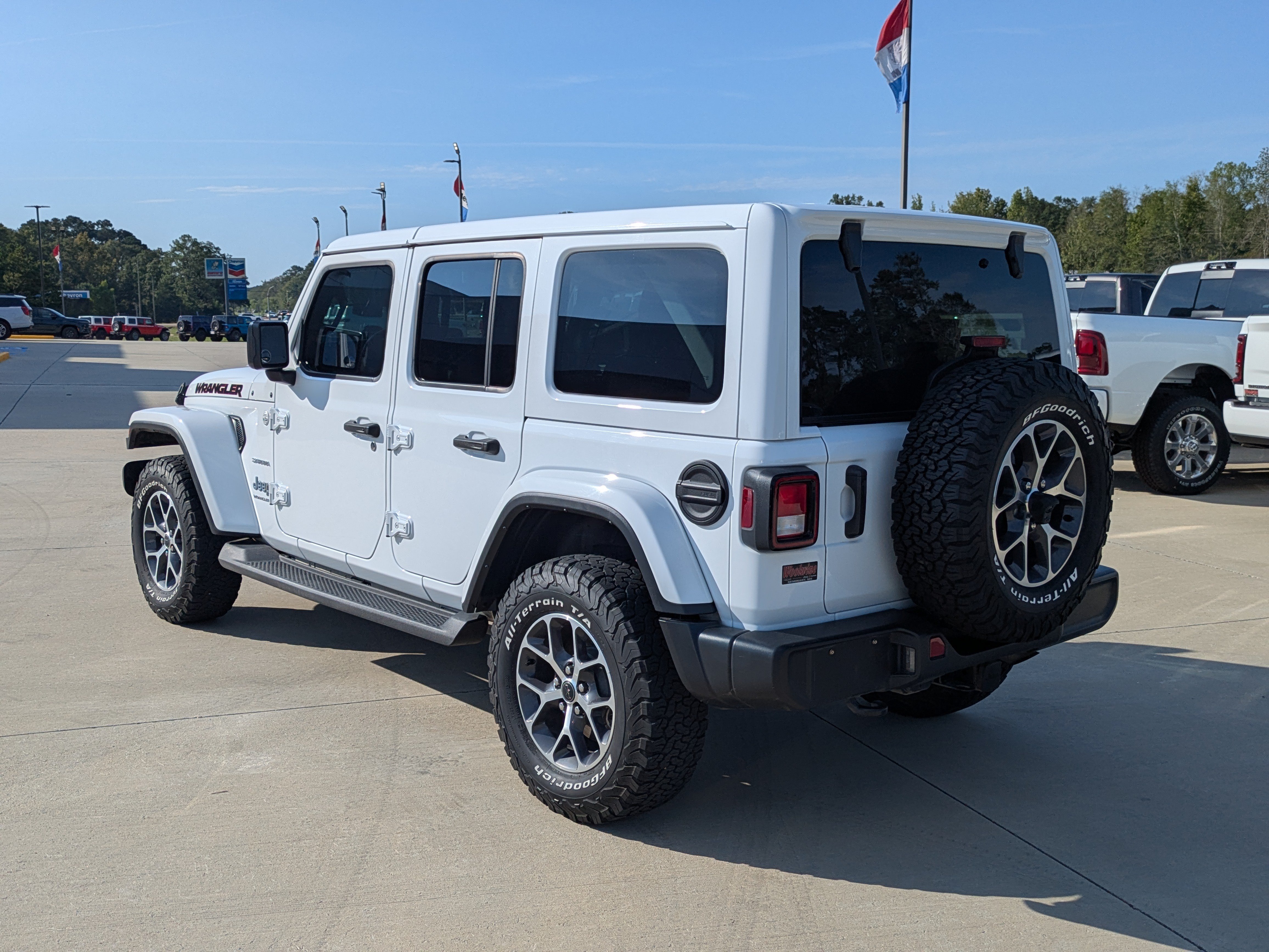 Used 2023 Jeep Wrangler Unlimited Sahara AWD/4WD image 3