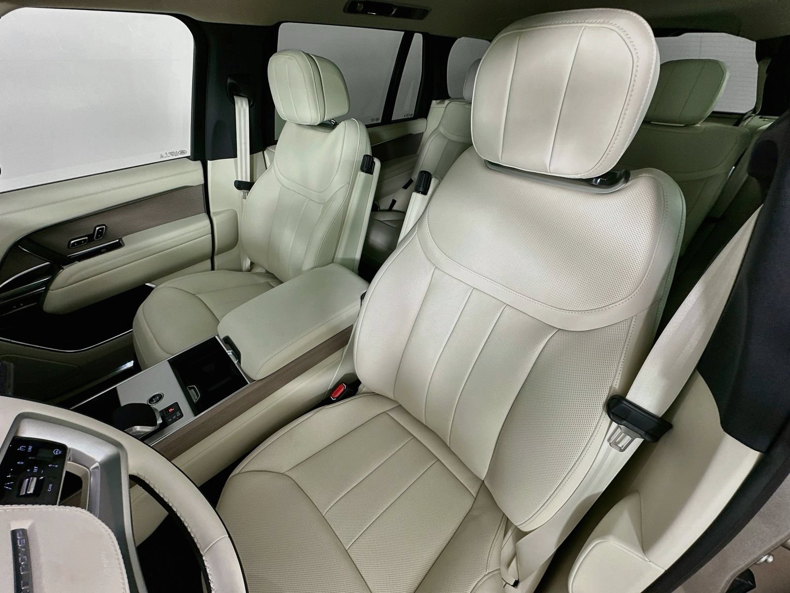 New 2026 Land Rover Range Rover Long Wheelbase SE AWD/4WD image 33