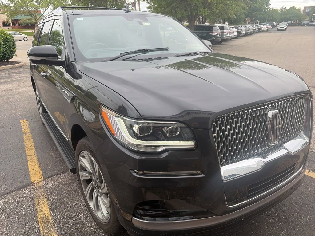 Used 2022 Lincoln Navigator Reserve AWD/4WD image 2