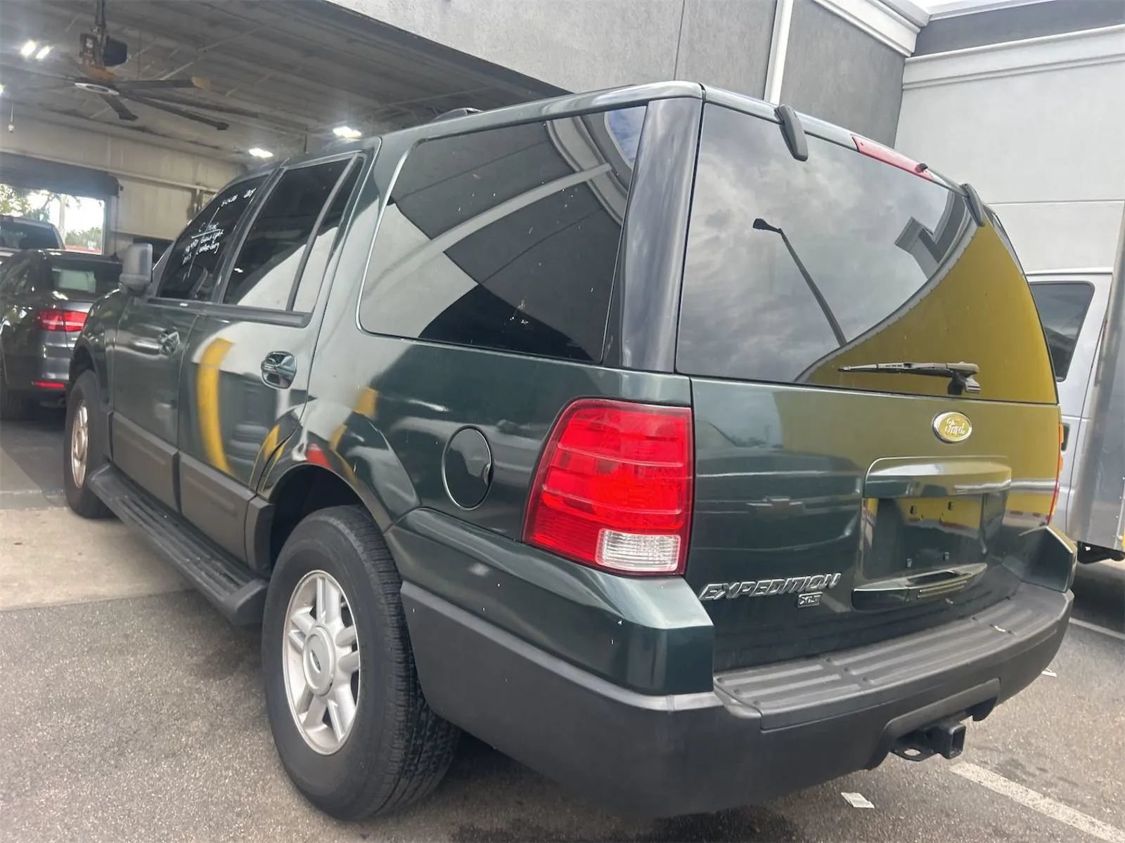 Used 2004 Ford Expedition XLT RWD image 2
