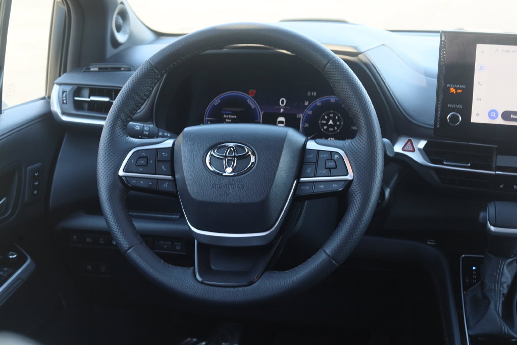 Used 2025 Toyota Sienna Platinum AWD/4WD image 20