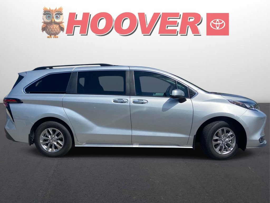 Used 2025 Toyota Sienna XLE w/ XLE Plus Package FWD image 2