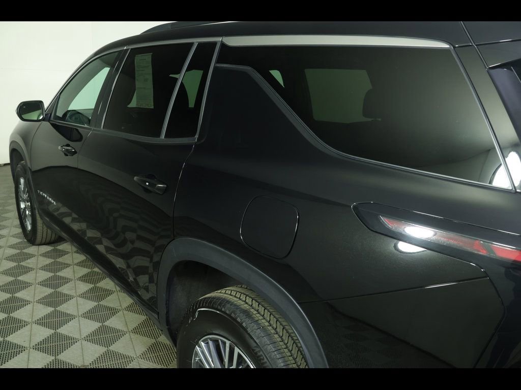 Used 2025 Chevrolet Traverse LT image 18