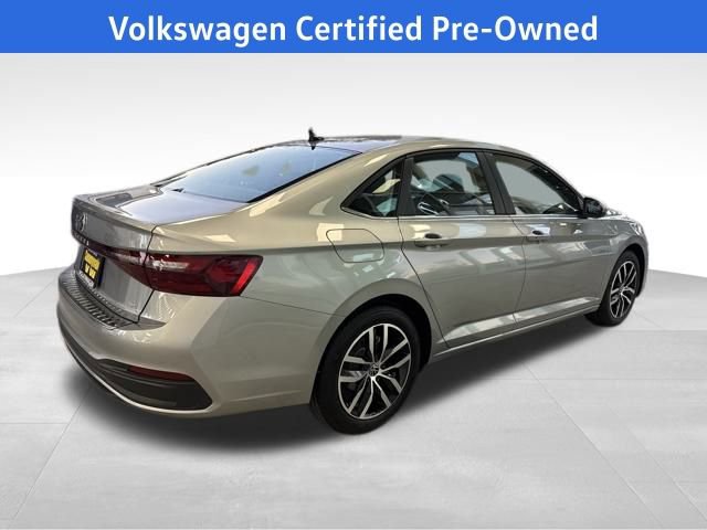 Certified 2025 Volkswagen Jetta SE w/ Sunroof Package image 9