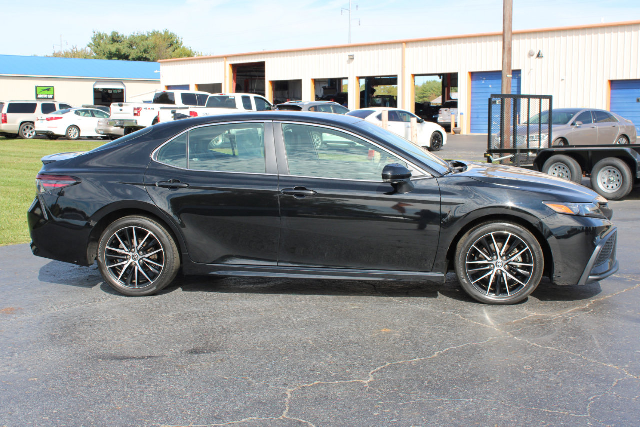Used 2024 Toyota Camry SE image 3