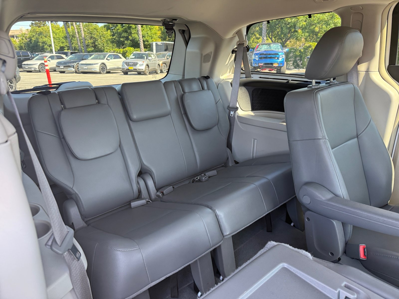 Used 2011 Volkswagen Routan SE FWD image 20