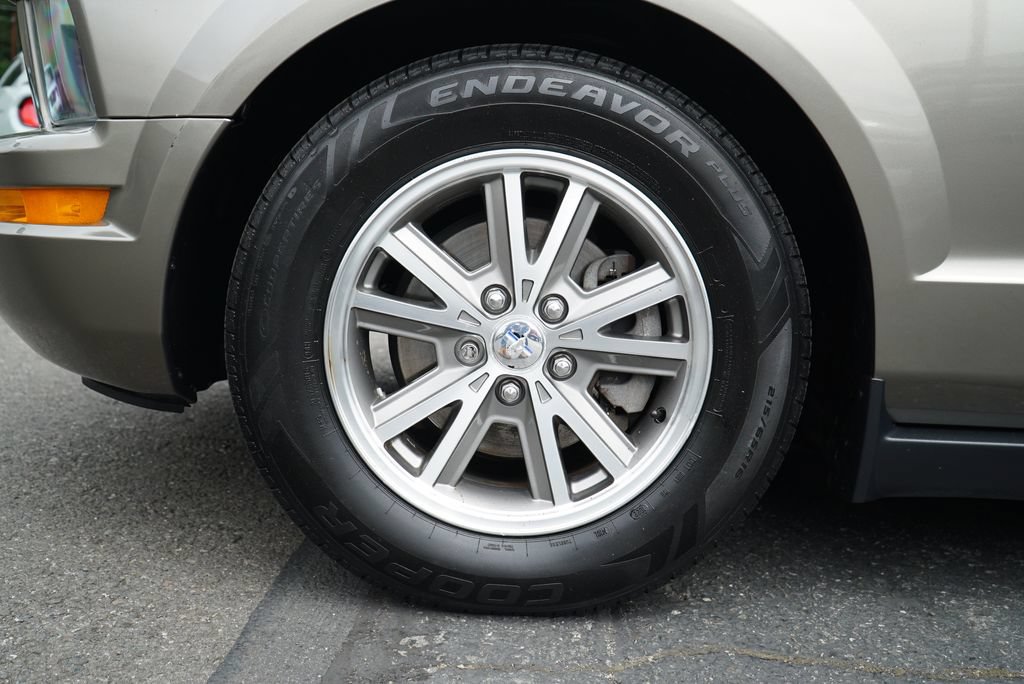 Used 2005 Ford Mustang Premium RWD image 27