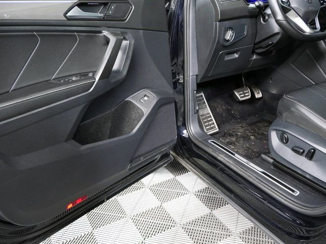 Used 2022 Volkswagen Tiguan SE R-Line FWD image 7