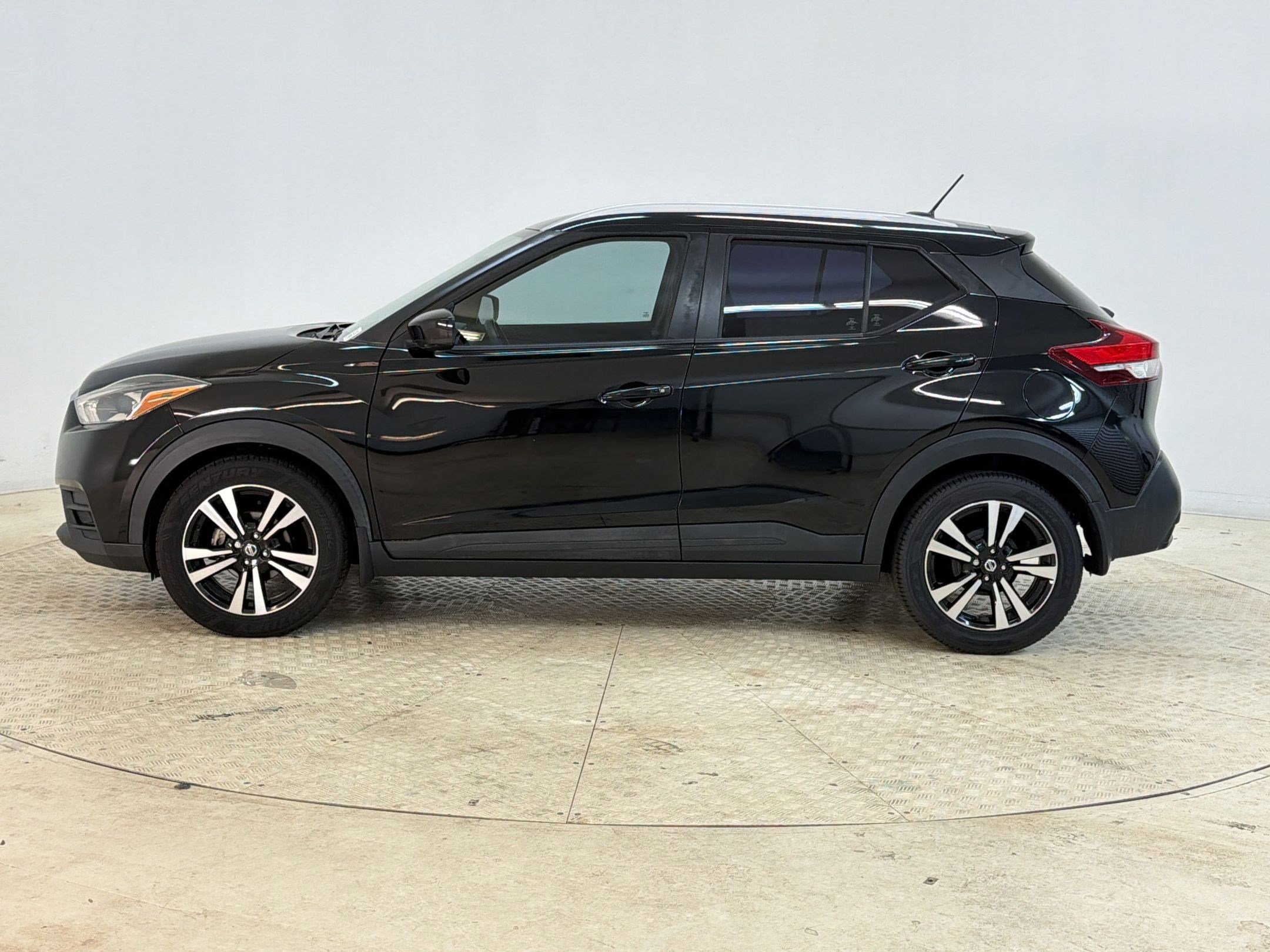 Used 2018 Nissan Kicks SV image 2