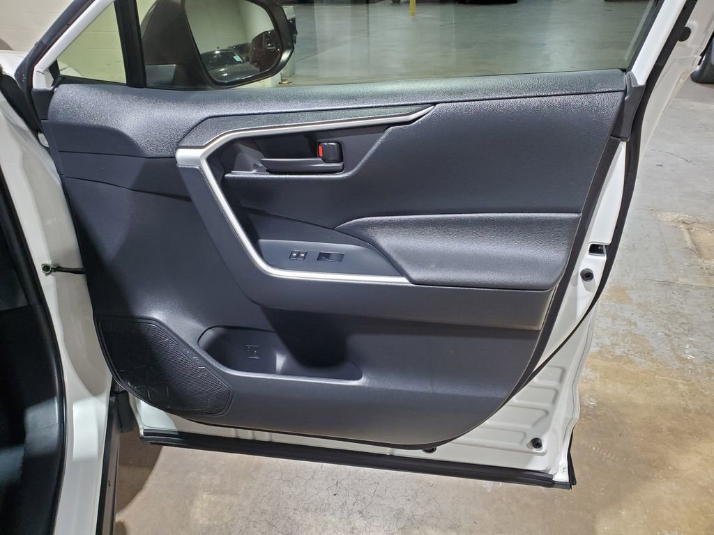 Used 2019 Toyota RAV4 LE AWD/4WD image 19