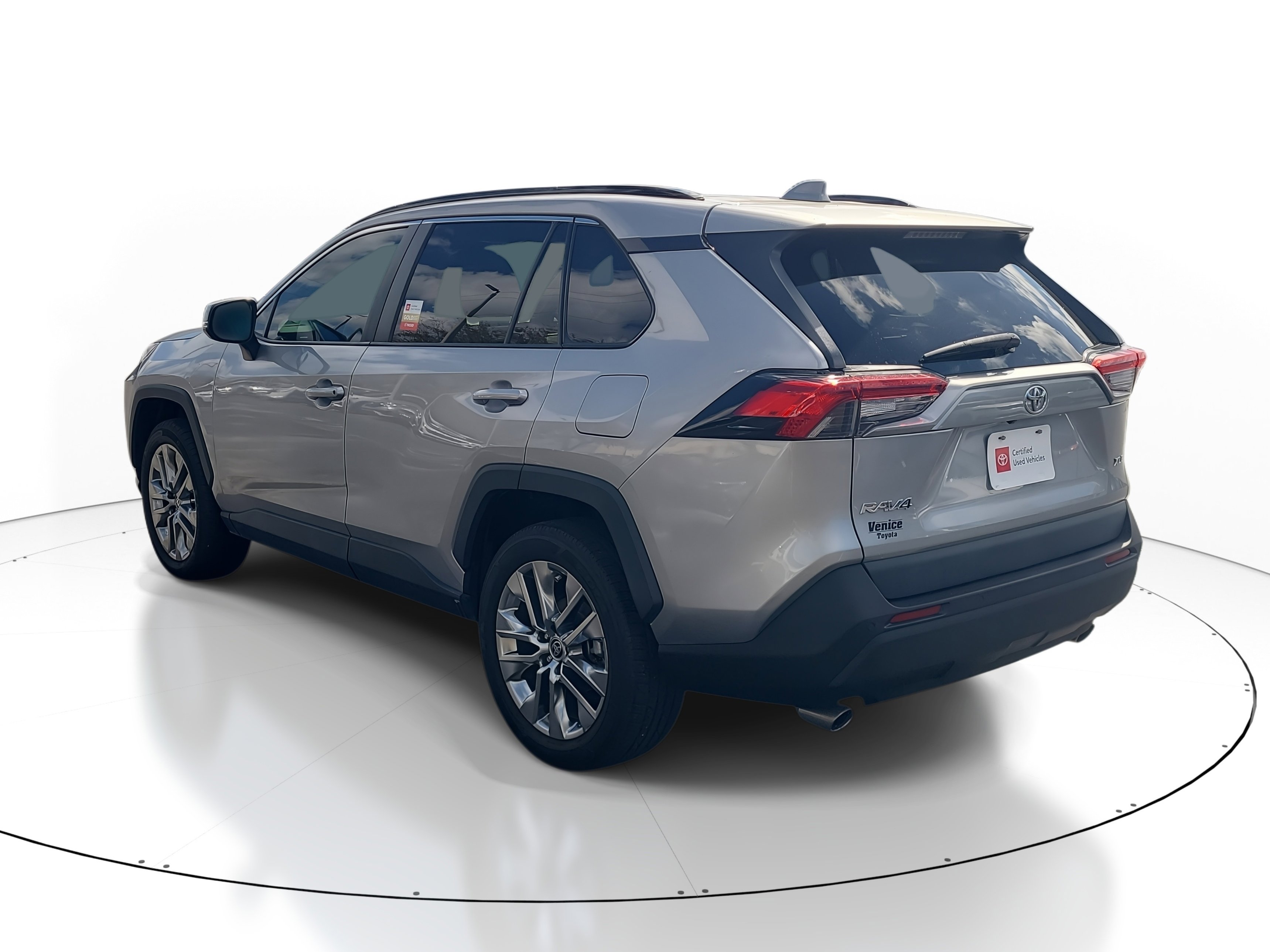 Used 2021 Toyota RAV4 XLE Premium image 4