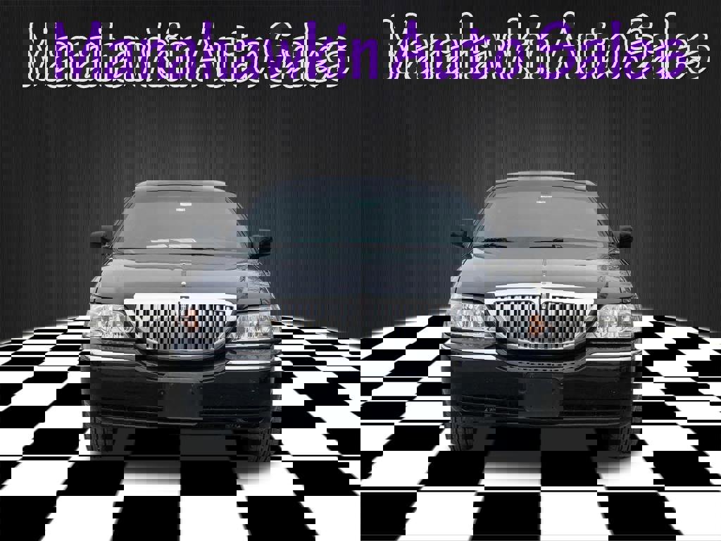 Used 2011 Lincoln Town Car Executive image 2