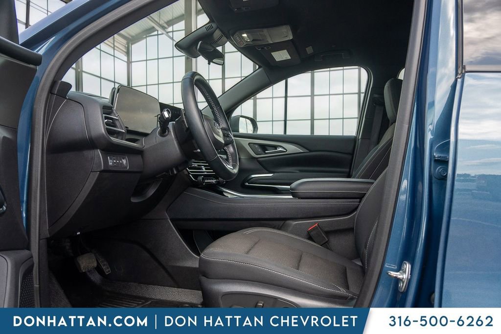 Used 2025 Chevrolet Traverse LT w/ Midnight/Sport Edition AWD/4WD image 3