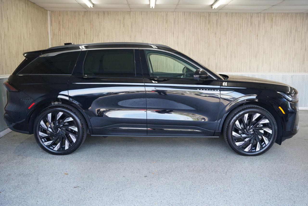 Used 2025 Lincoln Nautilus Black Label w/ Jet Appearance Package image 6
