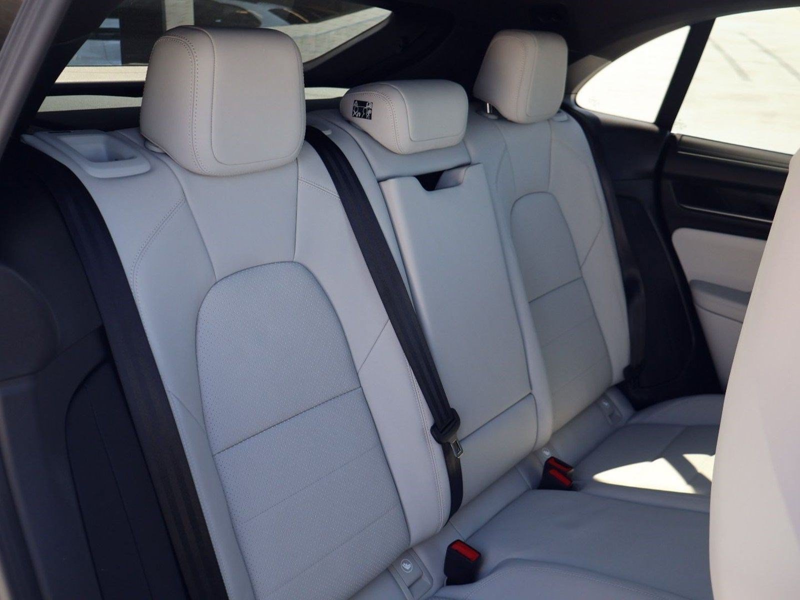 Certified 2025 Porsche Macan Electric RWD image 23