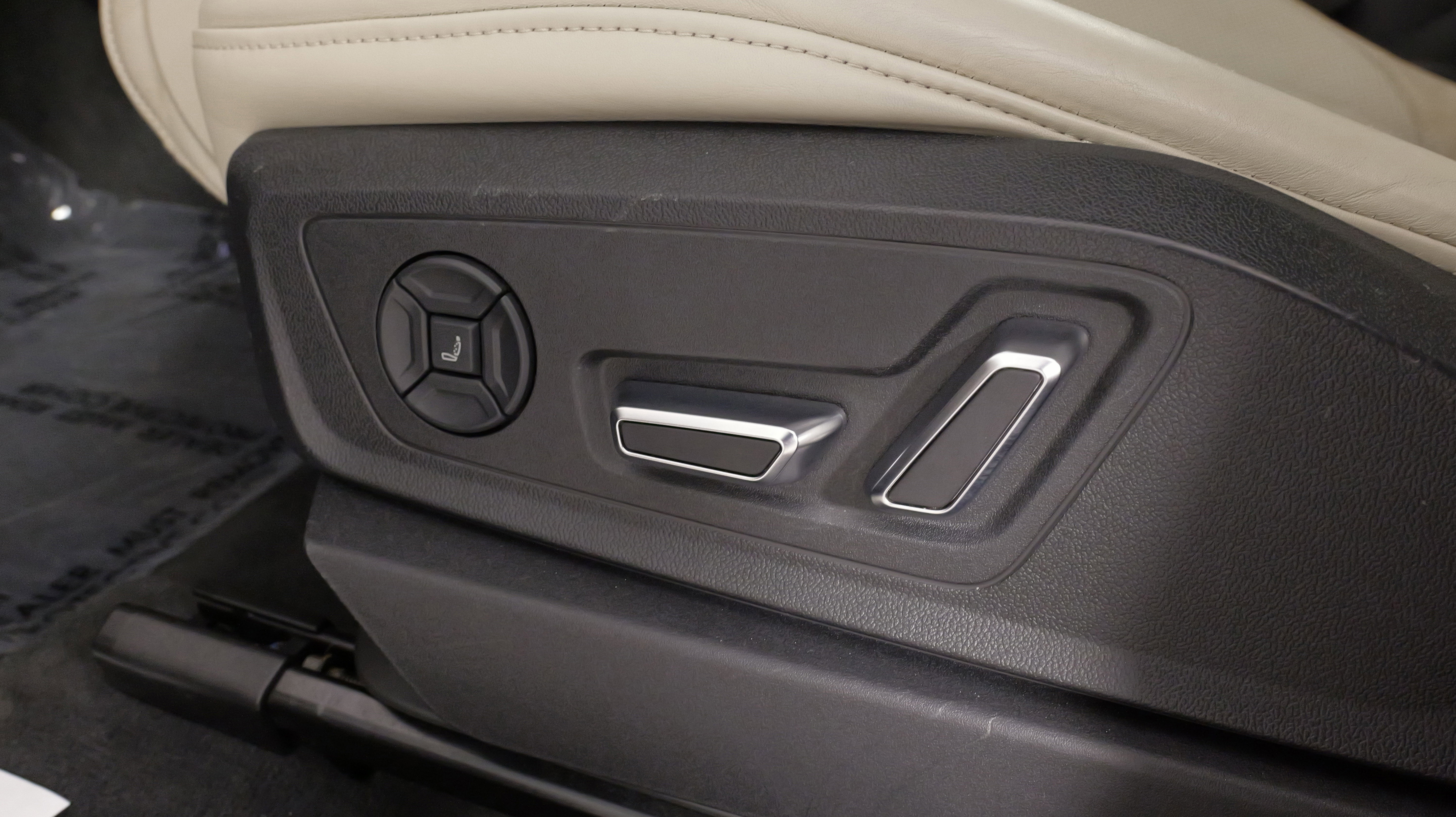 Used 2019 Audi e-tron Prestige w/ Prestige Package image 42